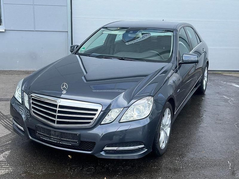 Grau Gebraucht 2011 Mercedes E200 Limousine | 11.780 € (Fairer Preis) - Bild 1/4