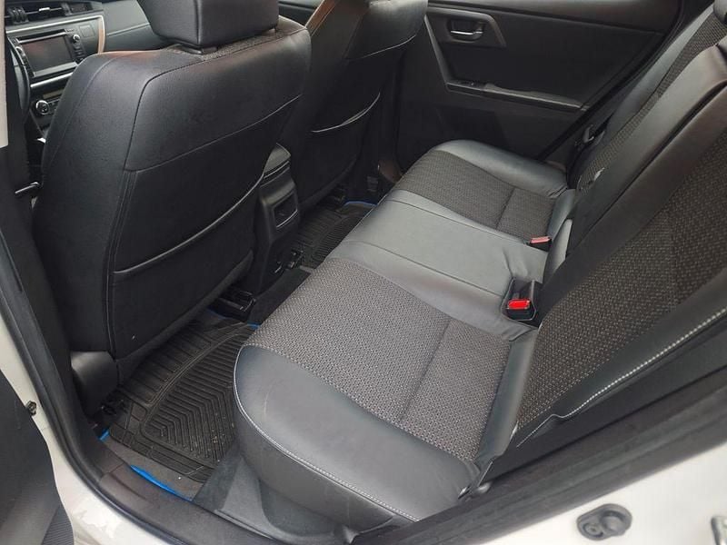 Gebraucht Toyota Auris Hybrid Executive 136 PS (100 kW) 2013 Weiß Limousine