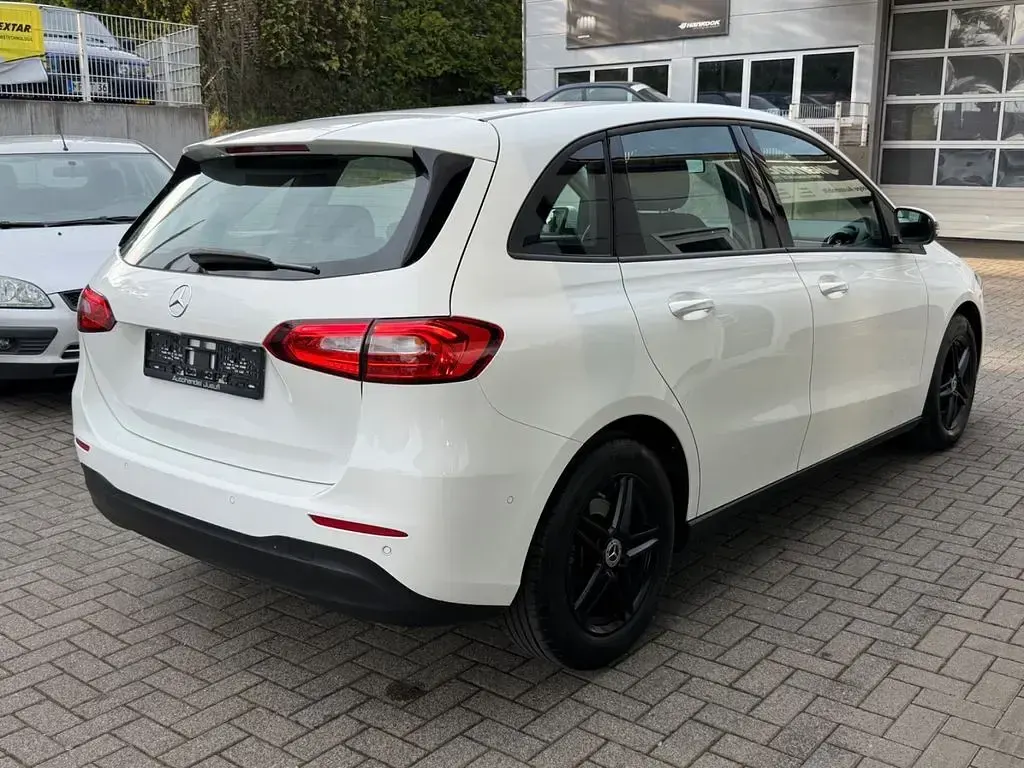 Gebraucht Mercedes B180 136 PS (100 kW) 2019 Weiß Van / Kleinbus