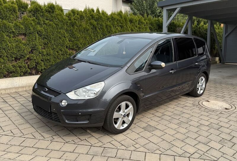 Grau Gebraucht 2009 Ford S-MAX Titanium Van / Kleinbus | 3.900 € - Bild 1/4