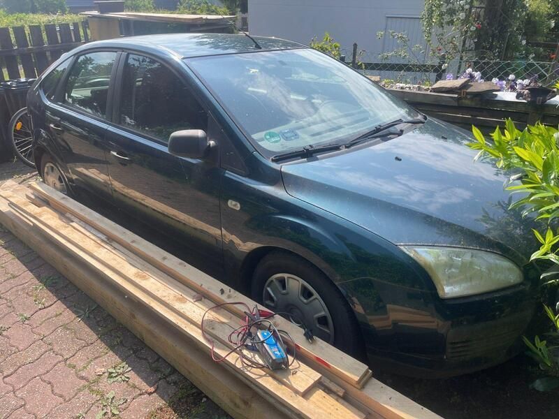 Grün Gebraucht 2006 Ford Focus Kleinwagen | 950 € (Superpreis) - Bild 1/3