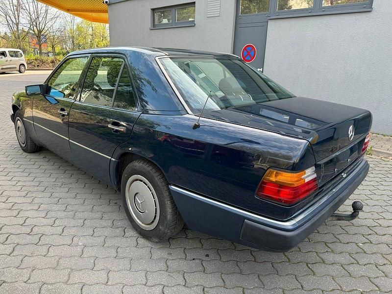 Gebraucht Mercedes E230 132 PS (97 kW) 1991 Blau Limousine