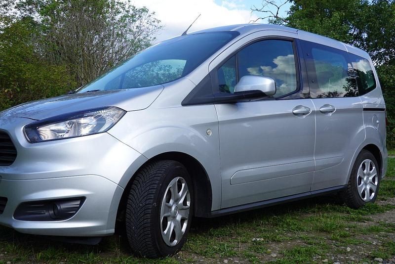 Grau Gebraucht 2018 Ford Tourneo Kombi | 8.800 € (Guter Preis) - Bild 1/4