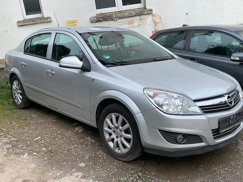 Gebraucht Opel Astra 115 PS (84 kW) 2010 Silber Limousine