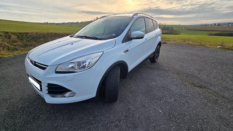 Weiß Gebraucht 2014 Ford Kuga Titanium SUV | 9.500 € (Superpreis) - Bild 1/4