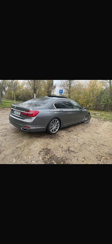 Grau Gebraucht 2016 BMW 730L Efficient Dynamics Limousine | 43.500 € - Bild 1/4