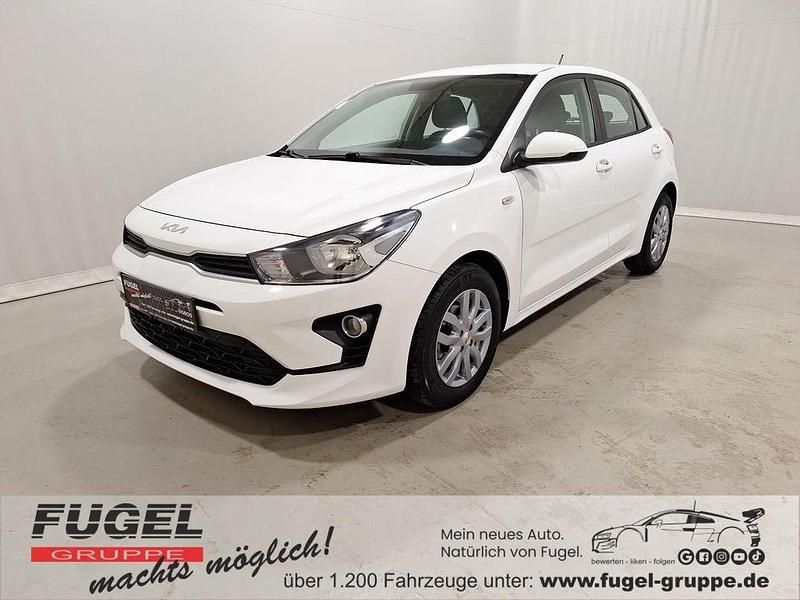 (ud) schneeweiss Gebraucht 2022 Kia Rio Edition 7 Limousine | 13.499 € (Fairer Preis) - Bild 1/4