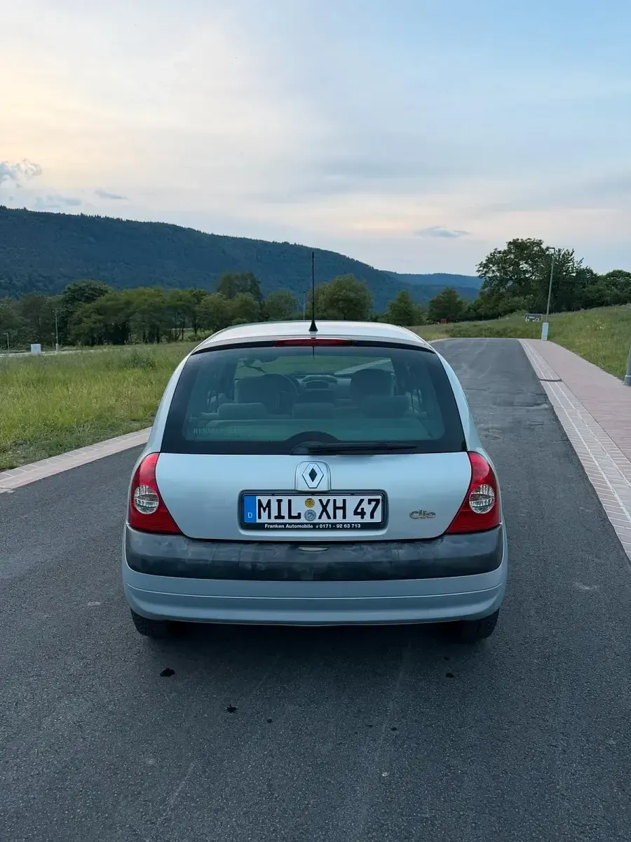 Gebraucht Renault Clio II 75 PS (55 kW) 2001 Silber Kleinwagen