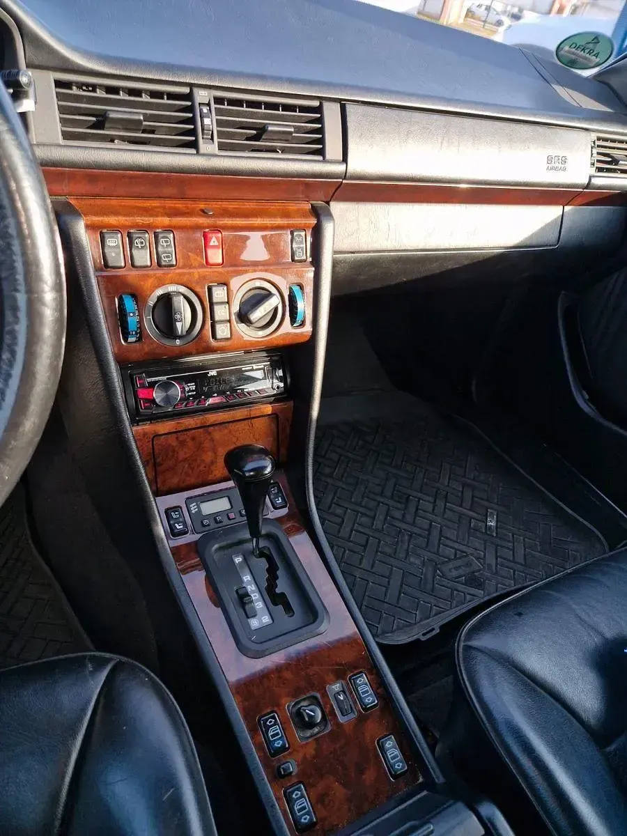 Gebraucht Mercedes E220 150 PS (110 kW) 1993 Silber Kombi