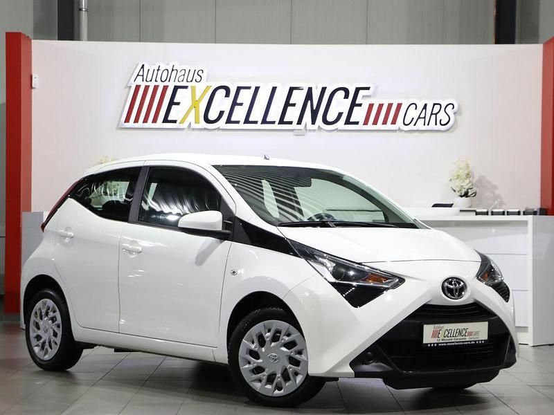 Super (pure) white ii Gebraucht 2022 Toyota Aygo Business Edition Kleinwagen | 9.444 € (Fairer Preis) - Bild 1/4
