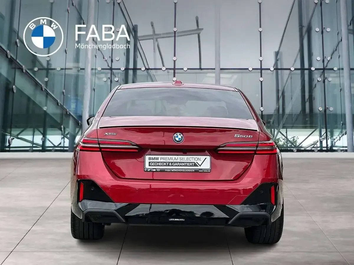 Gebraucht BMW 550e M Sport 489 PS (359 kW) 2025 Rot Limousine