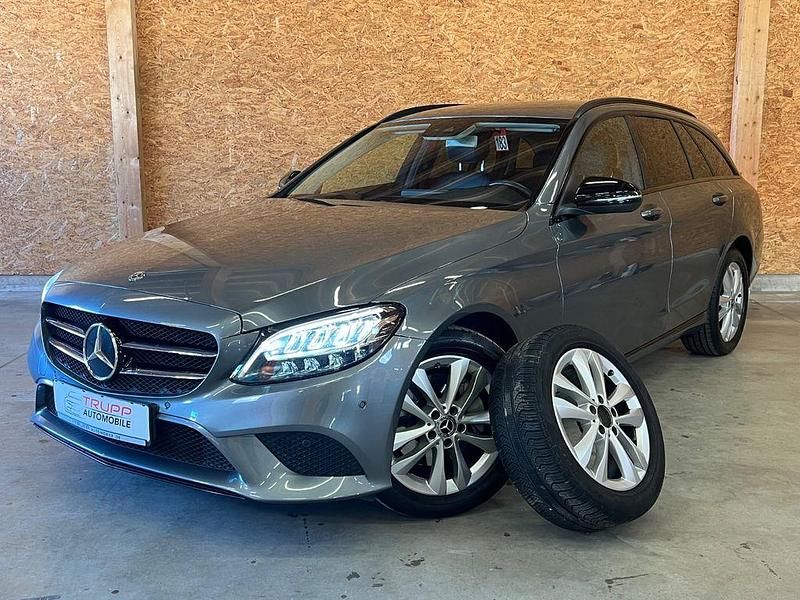 Grau Gebraucht 2019 Mercedes C300 Night Kombi | 25.900 € (Guter Preis) - Bild 1/4