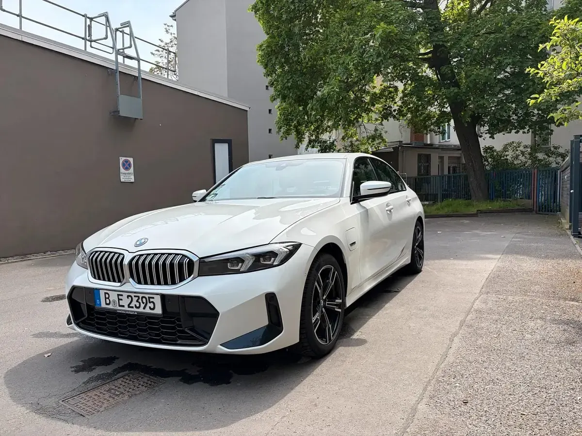 Gebraucht BMW 320e 204 PS (150 kW) 2022 Weiß Limousine