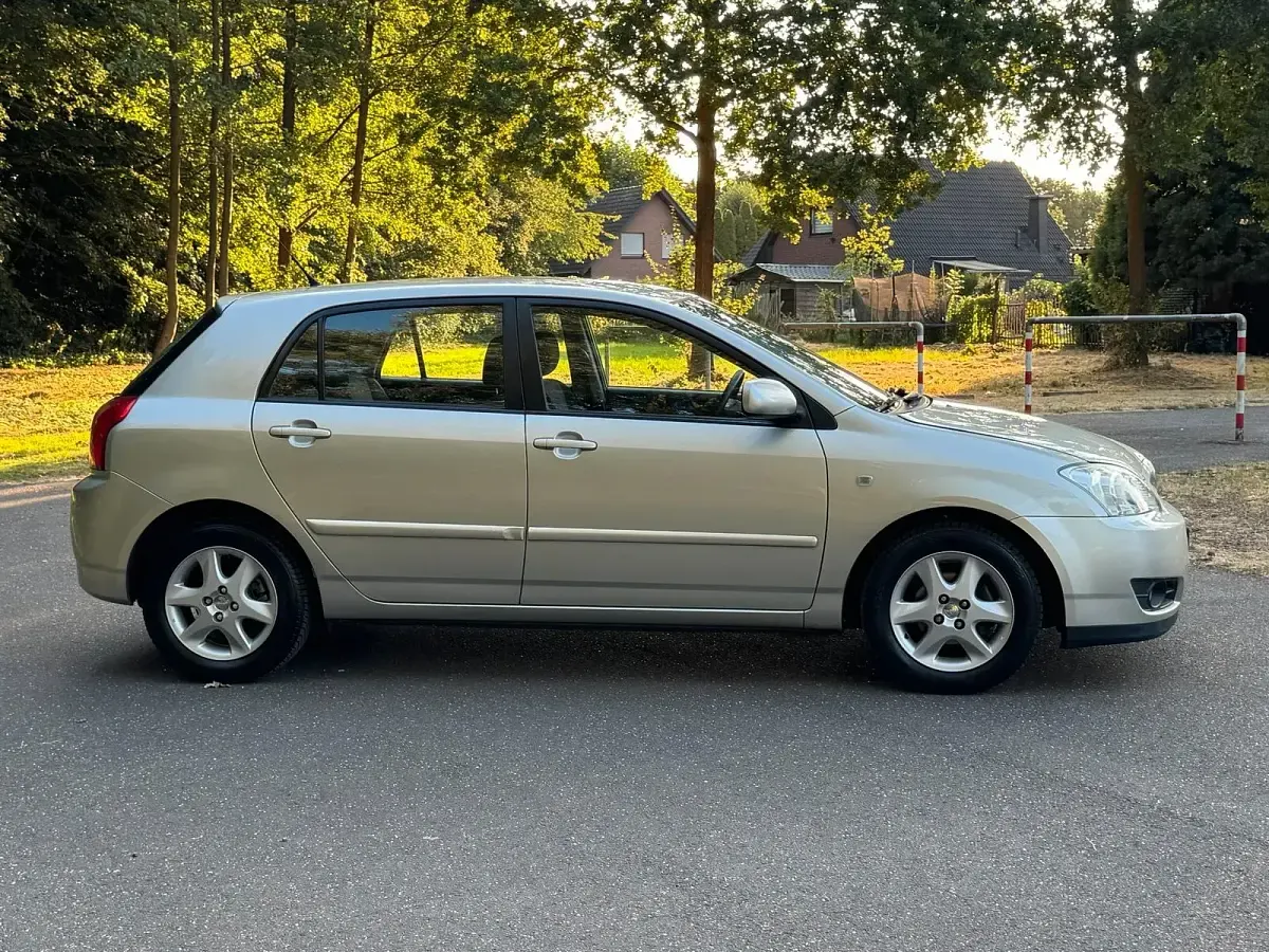 Gebraucht Toyota Corolla 71 PS (52 kW) 2006 Silber Limousine