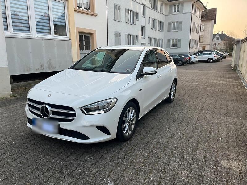 Gebraucht Mercedes E250 Style 118 PS (86 kW) 2021 Weiß Limousine