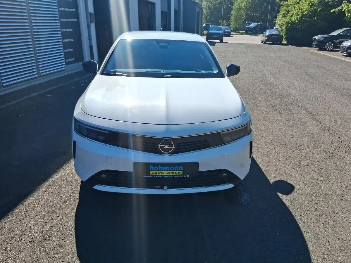 Gebraucht Opel Astra Edition 131 PS (96 kW) 2023 Jade weiss/arktis weiss Kleinwagen