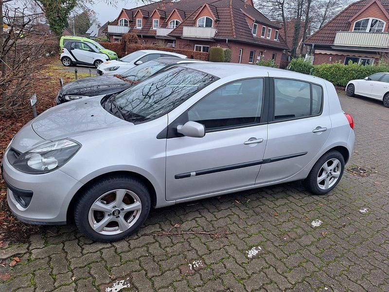 Gebraucht Renault Clio II Authentique 75 PS (55 kW) 2006 Silber Kleinwagen