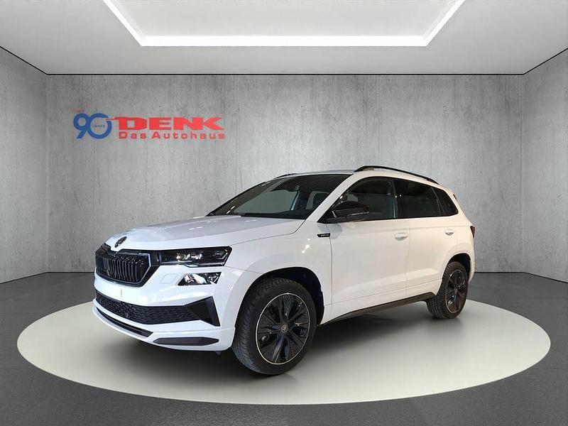 Moonweiß perleffekt Neu 2025 Skoda Karoq SportLine SUV | 35.490 € (Guter Preis) - Bild 1/4