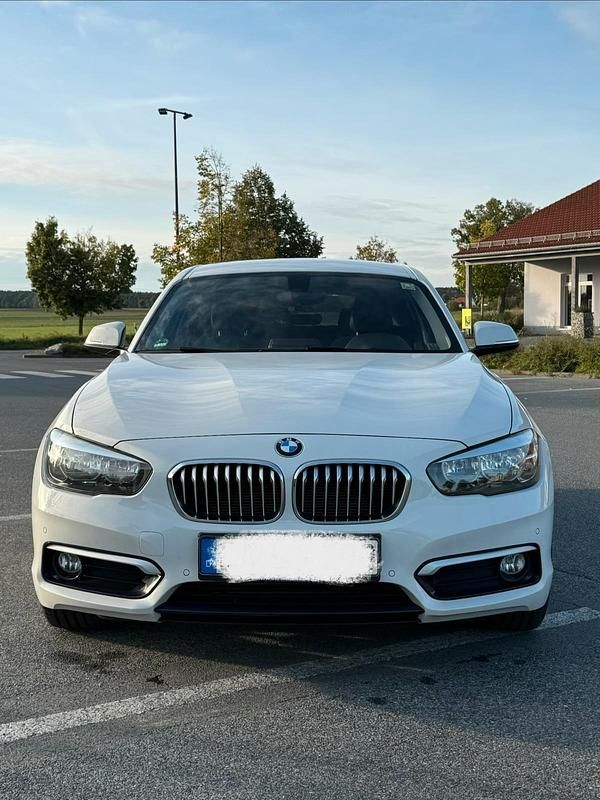 Weiß Gebraucht 2015 BMW 116 Urban Line Kleinwagen | 12.990 € - Bild 1/4