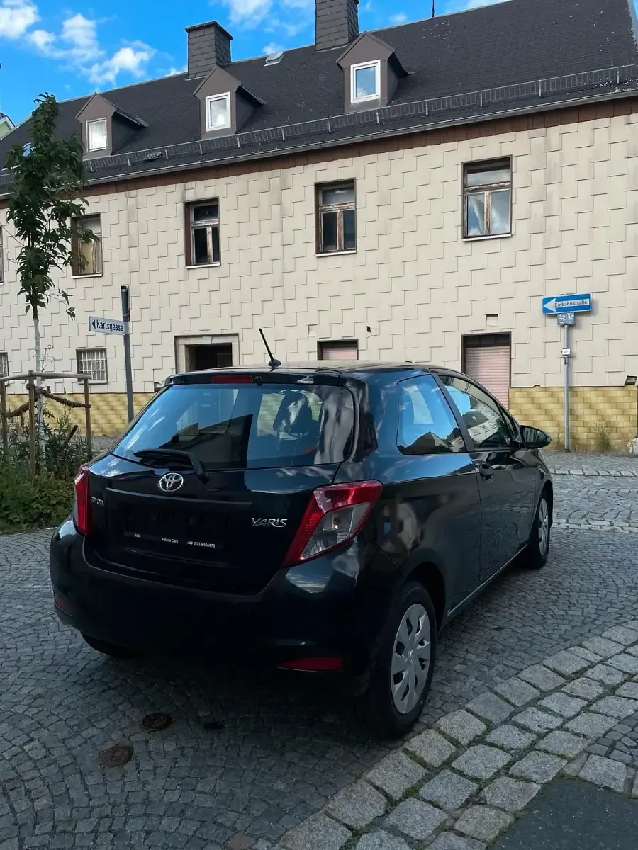 Gebraucht Toyota Yaris 90 PS (66 kW) 2012 Schwarz Kleinwagen