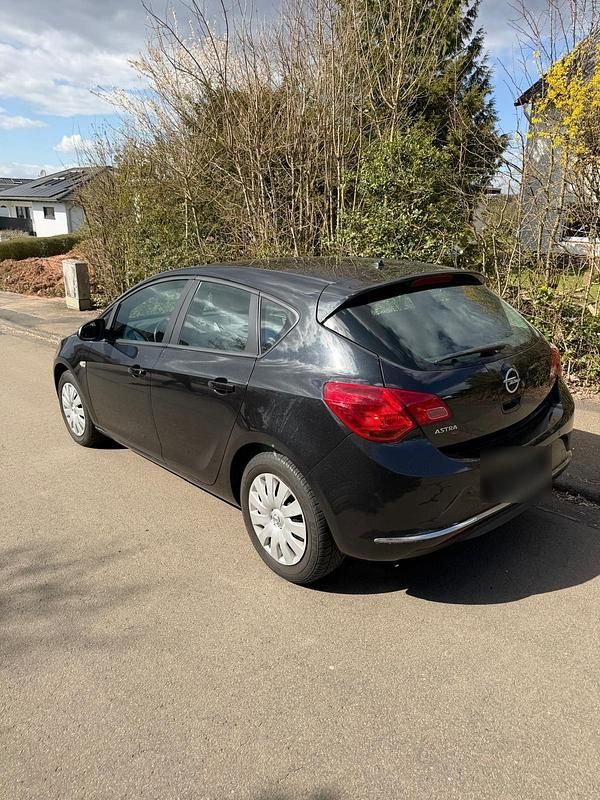 Gebraucht Opel Astra 116 PS (85 kW) 2014 Schwarz Limousine