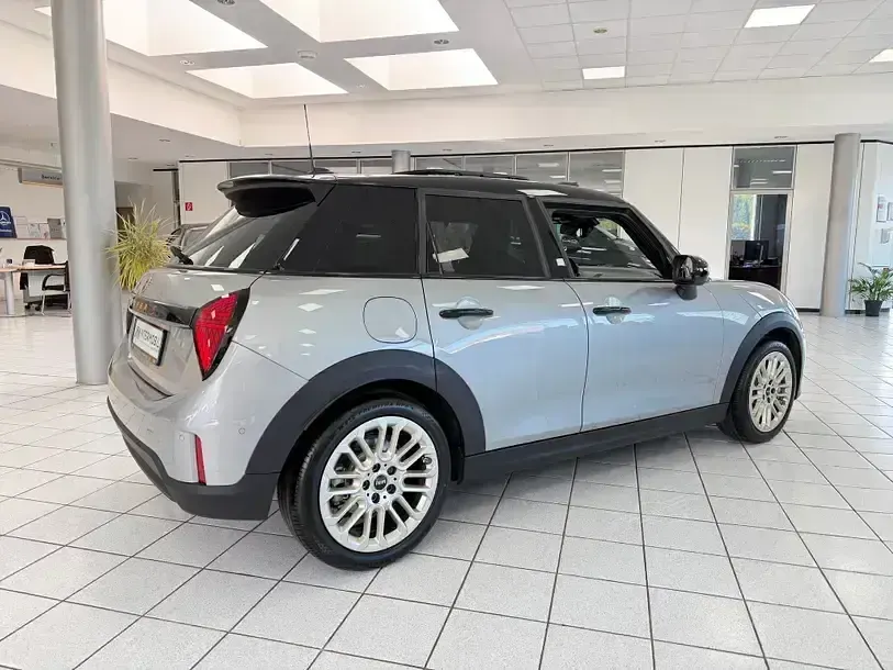Gebraucht Mini Cooper S Favoured 204 PS (150 kW) 2025 Melting silver iii Kleinwagen