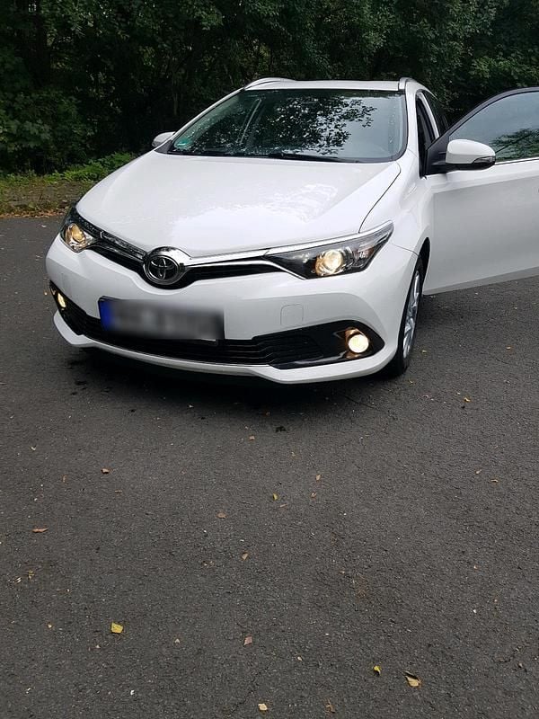 Weiß Gebraucht 2016 Toyota Auris Kombi | 8.300 € (Guter Preis) - Bild 1/4