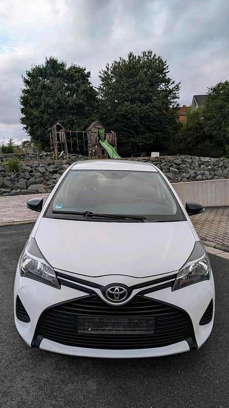 Gebraucht Toyota Yaris 68 PS (50 kW) 2016 Weiß Kleinwagen
