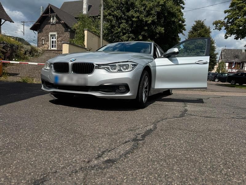 Silber Gebraucht 2017 BMW 318 Kombi | 15.700 € (Teuer) - Bild 1/4