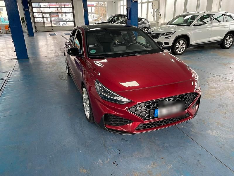 Rot Gebraucht 2022 Hyundai i30 N Performance Limousine | 29.800 € - Bild 1/4