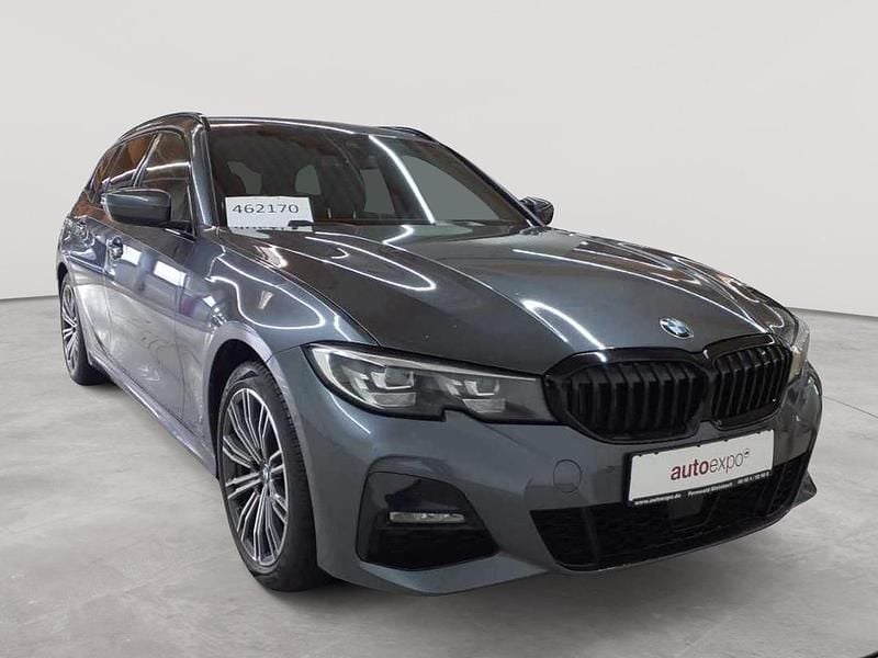 Mineralgrau metallic Gebraucht 2021 BMW 320 M Sport Kombi | 25.990 € (Superpreis) - Bild 1/4