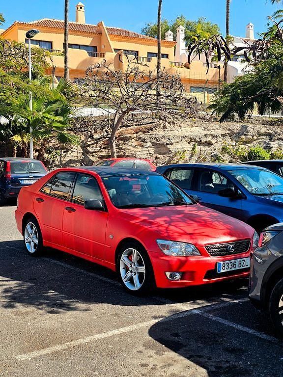 Second-hand Lexus IS200 155 CP (114 kW) 2002 Roșu Berlinǎ