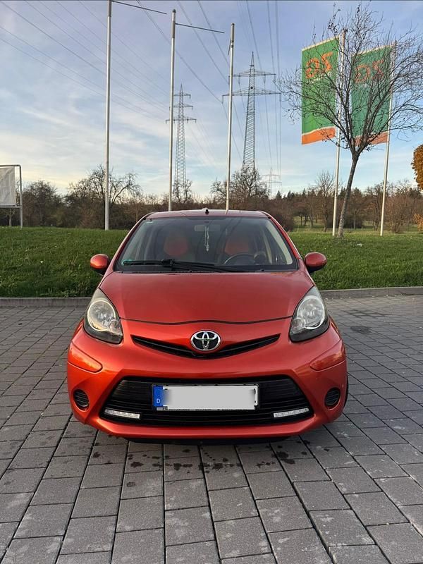 Orange Gebraucht 2013 Toyota Aygo Kleinwagen | 2.500 € (Fairer Preis) - Bild 1/4