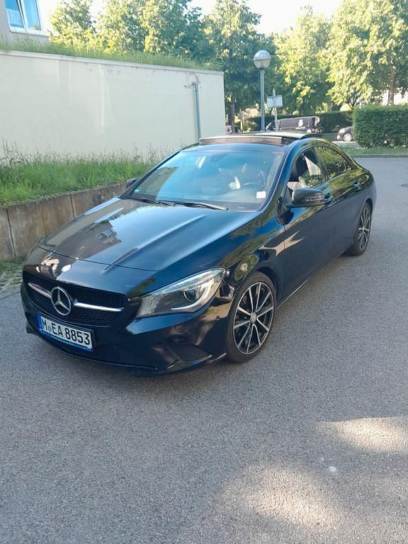Schwarz Gebraucht 2016 Mercedes CLA180 Limousine | 16.500 € (Etwas zu teuer) - Bild 1/4