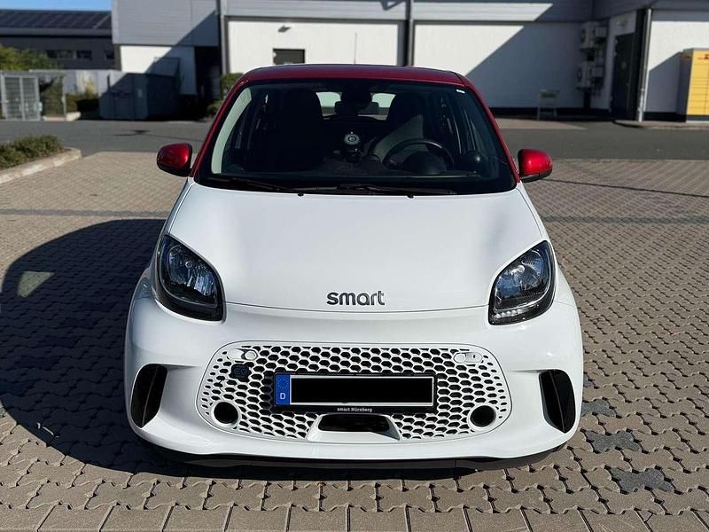 Weiß Gebraucht 2021 Smart ForFour Electric Drive Passion Limousine | 8.700 € (Fairer Preis) - Bild 1/4