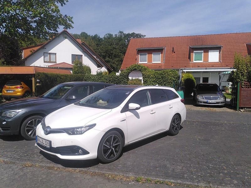 Weiß Gebraucht 2017 Toyota Auris Hybrid Plus Kombi | 13.900 € (Guter Preis) - Bild 1/3
