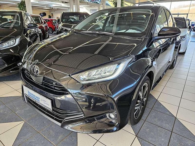Mysticschwarz mica Gebraucht 2024 Toyota Yaris Hybrid Team Kleinwagen | 22.490 € (Fairer Preis) - Bild 1/4
