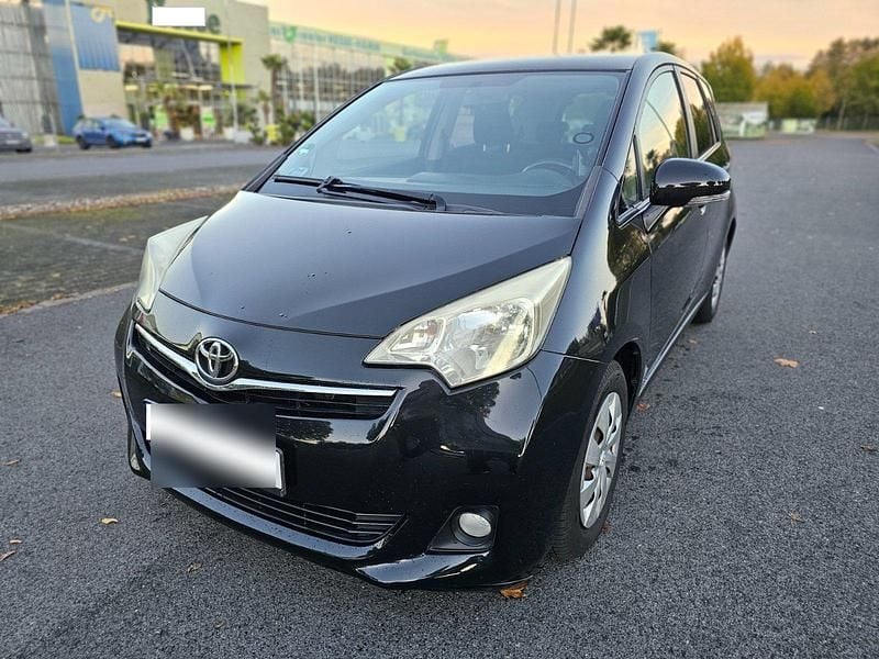 Schwarz Gebraucht 2011 Toyota Verso-S Club Van / Kleinbus | 4.350 € (Fairer Preis) - Bild 1/4