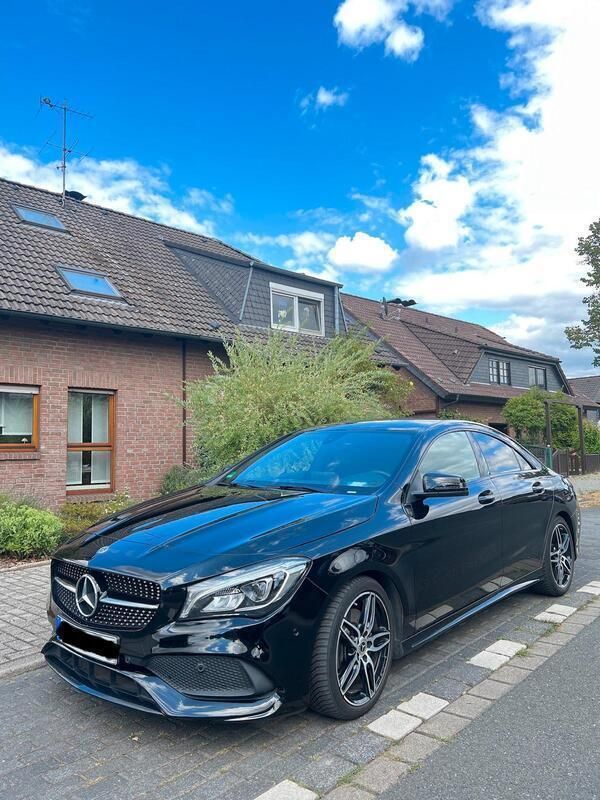 Schwarz Gebraucht 2017 Mercedes CLA220 AMG line Limousine | 22.990 € - Bild 1/4