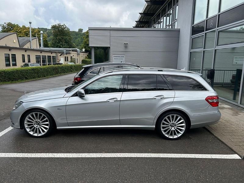 Silber Gebraucht 2011 Mercedes 220 Kombi | 9.500 € - Bild 1/4