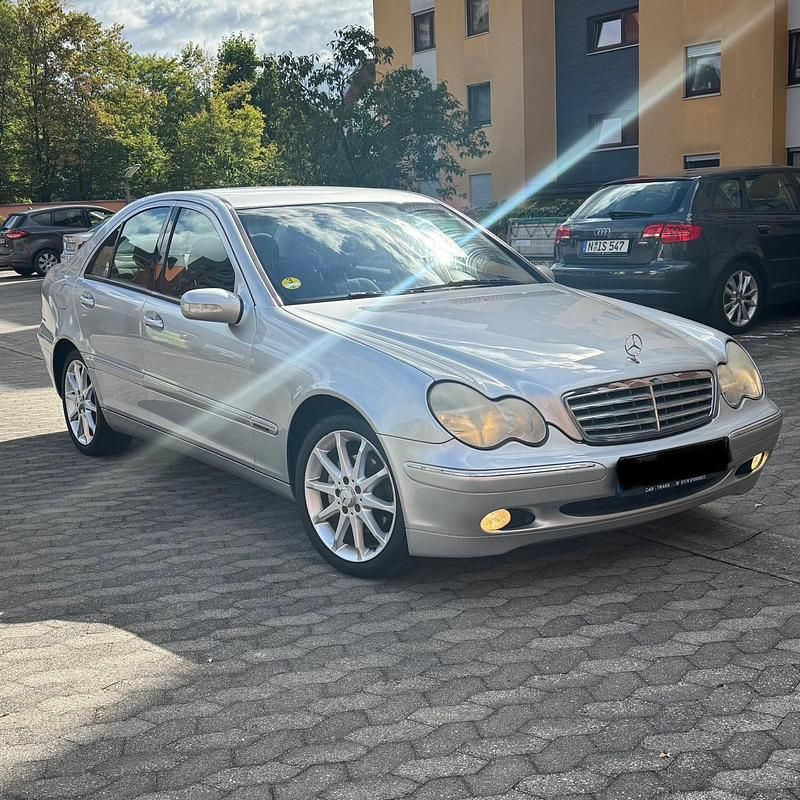 Grau Gebraucht 2004 Mercedes C220 Limousine | 2.500 € (Fairer Preis) - Bild 1/4