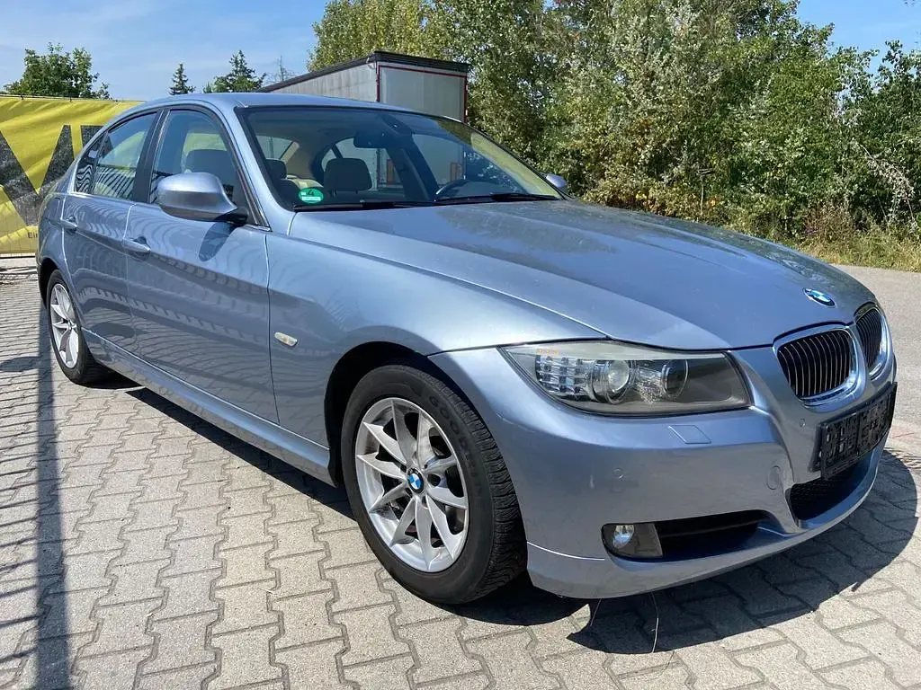 Gebraucht BMW 325 Sport Line 218 PS (160 kW) 2010 Blau Limousine
