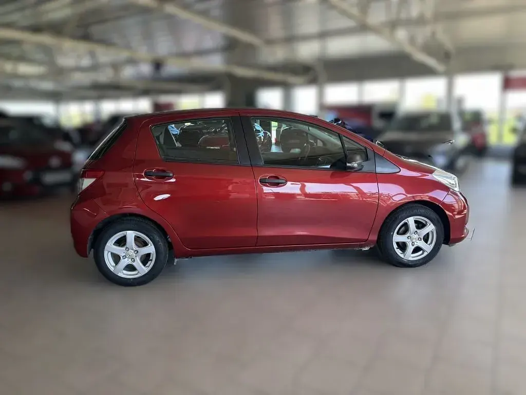 Gebraucht Toyota Yaris Cool 99 PS (72 kW) 2013 Rot Kleinwagen