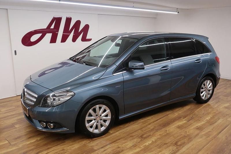 Blau Gebraucht 2012 Mercedes B200 Van / Kleinbus | 9.999 € (Guter Preis) - Bild 1/4