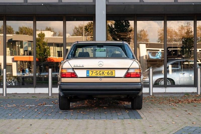 Gebraucht Mercedes E230 132 PS (97 kW) 1987 Limousine