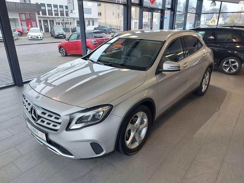 Gebraucht Mercedes GLA200 156 PS (114 kW) 2017 Polarsilber SUV