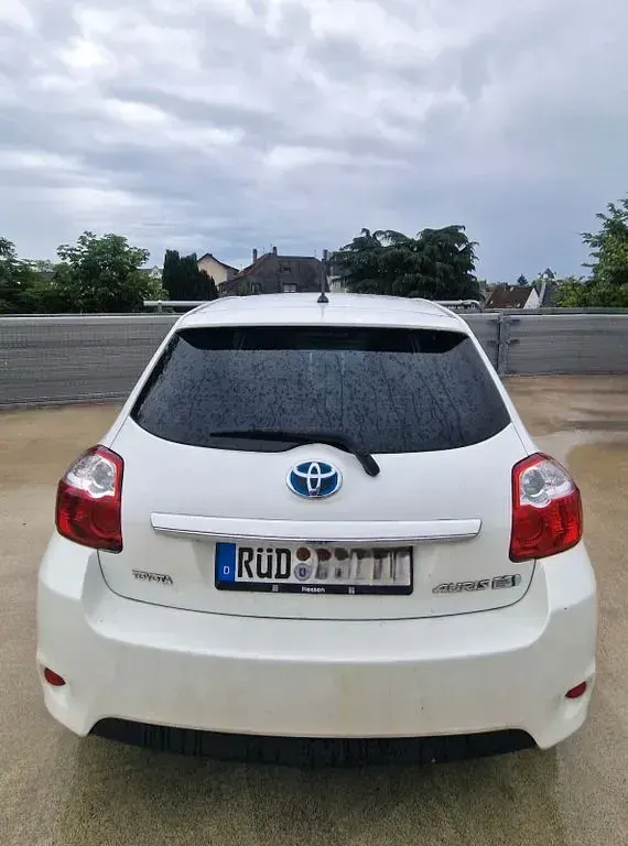 Gebraucht Toyota Auris Hybrid 136 PS (100 kW) 2012 Weiß Limousine