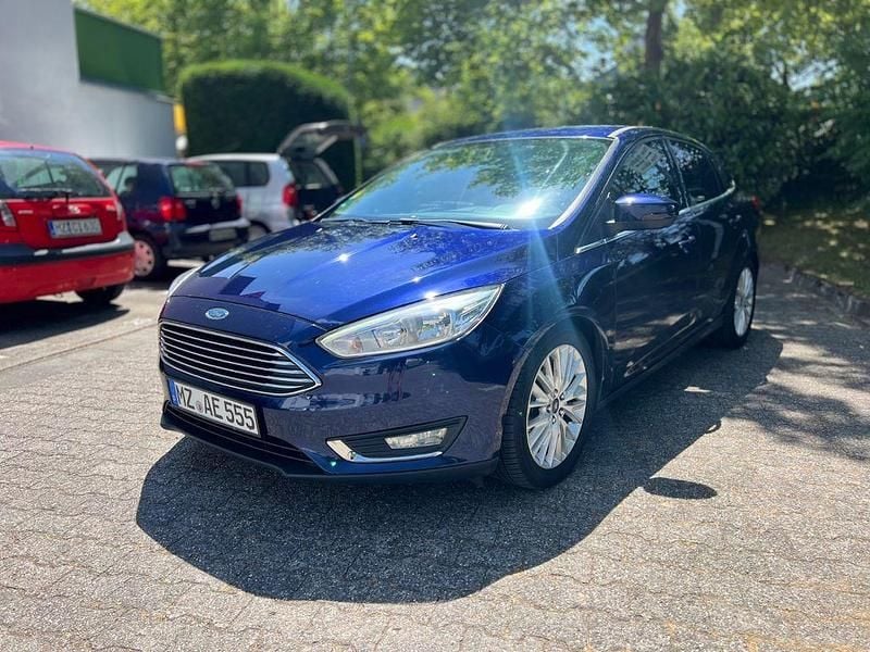 Blau Gebraucht 2016 Ford Focus Limousine | 11.099 € (Superpreis) - Bild 1/4