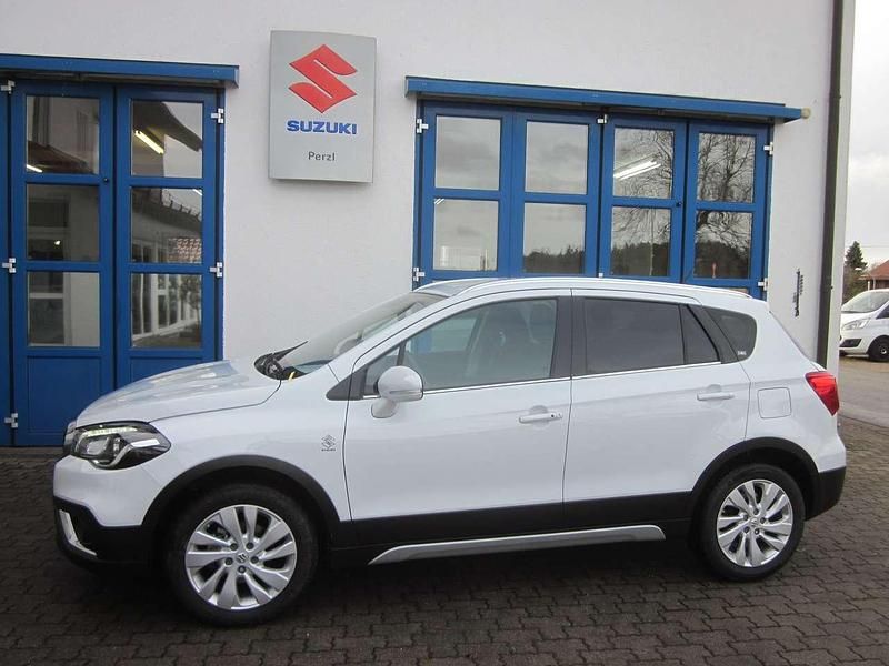 Gebraucht Suzuki SX4 Comfort 129 PS (94 kW) 2021 Znl cool white pearl met Limousine