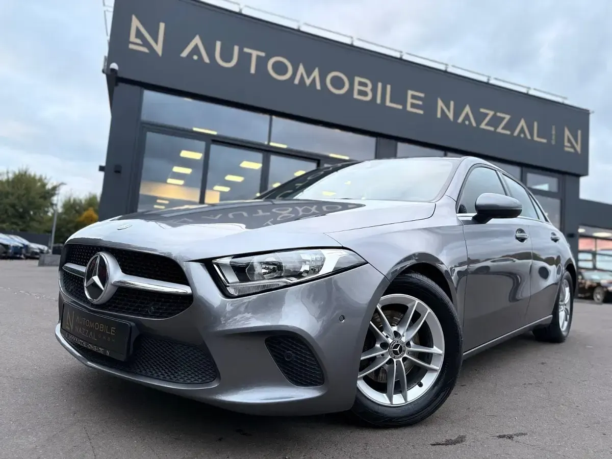 Gebraucht Mercedes A180 116 PS (85 kW) 2019 Grau Limousine